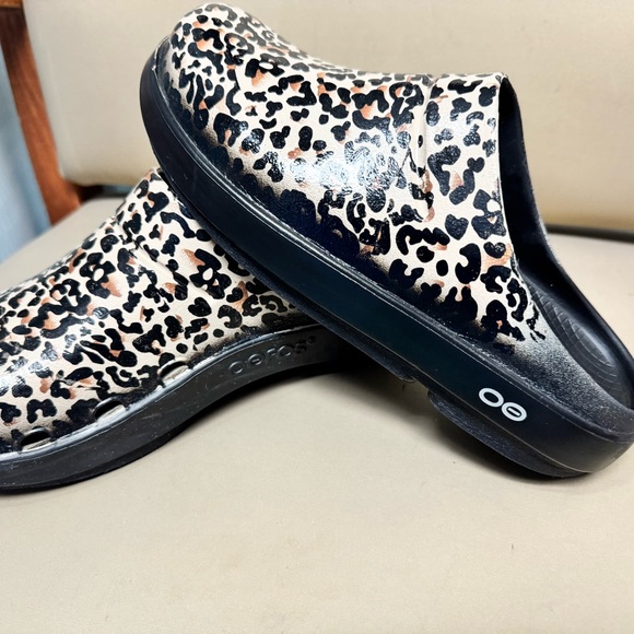 OOFOS leopard mules - Picture 1 of 4